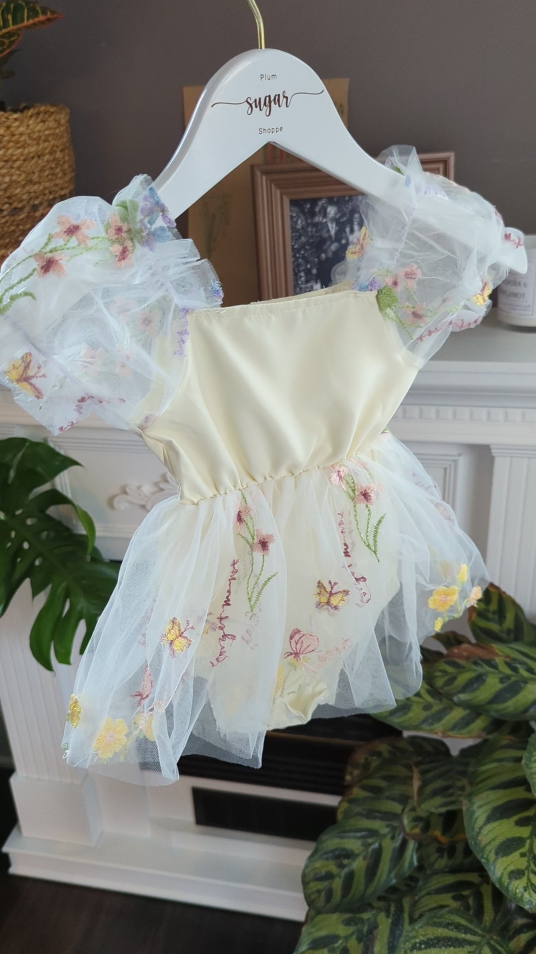 अमारा सफ़ेद कढ़ाई वाला फूल बेबी ड्रेस